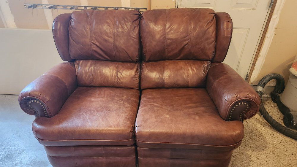 Luxurious Brown Leather Loveseat - Comfortable Living Room Seating