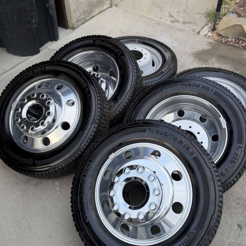 Brand new ford f450 platinum 19.50” wheels and tires