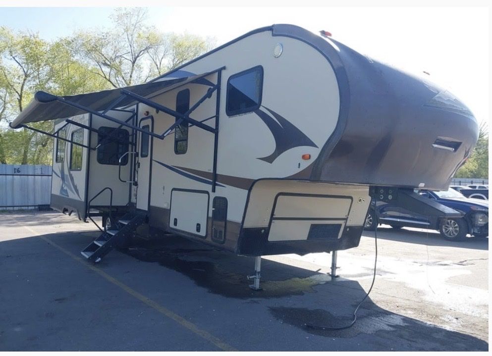 2014 Fox Mountain 325RKS Fifth Wheel RV Travel Trailer