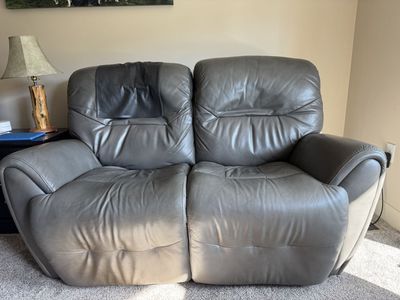 Power recliner loveseat