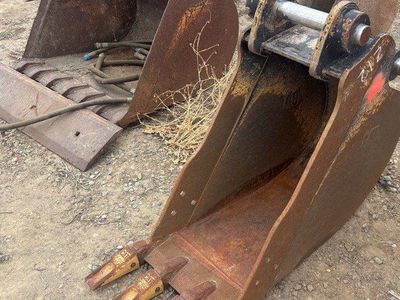CAT Excavator Bucket with Teeth Used Good