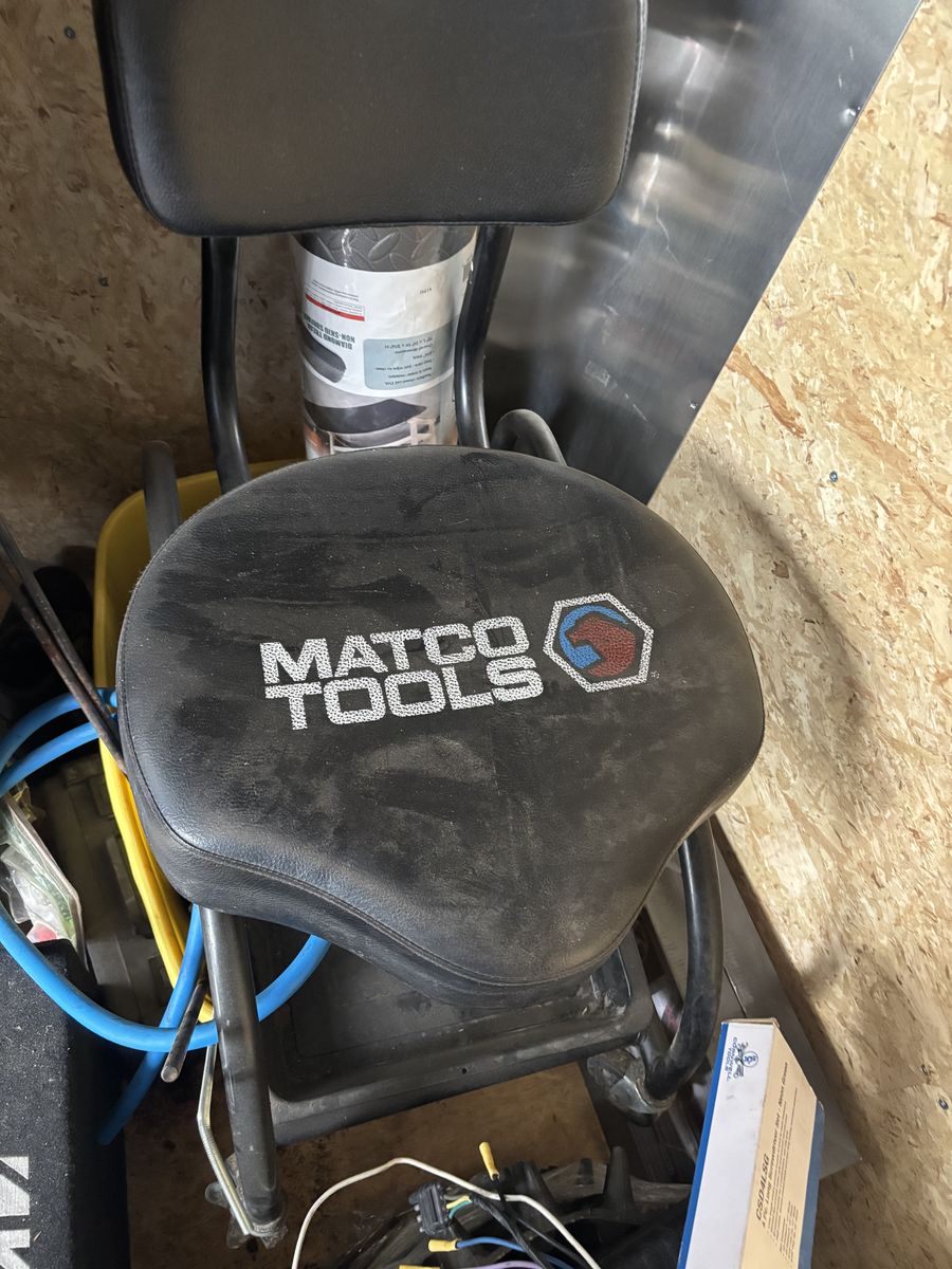 Matco rolling seat
