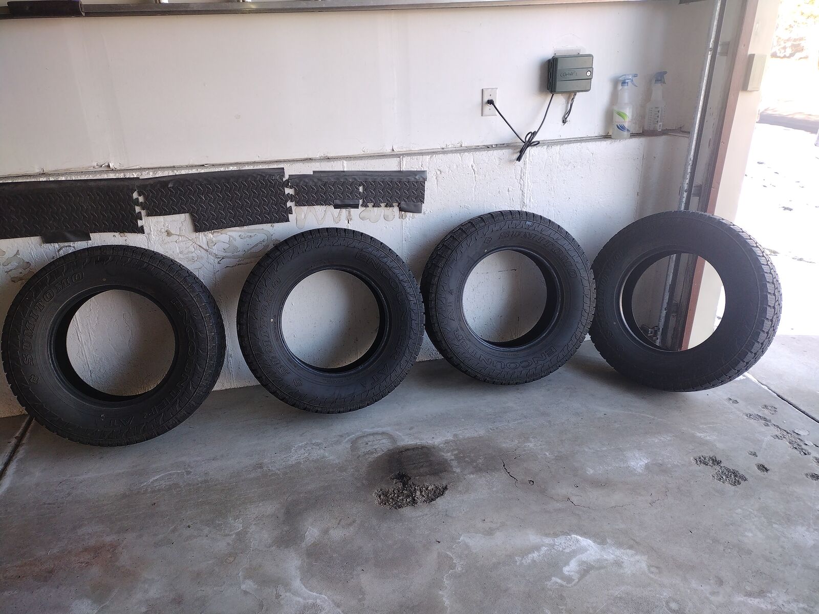 Set of almost new all-terrain tires - MORE THAN HALF OFF - size 265/70R18 - perfect for Jeep upgrade