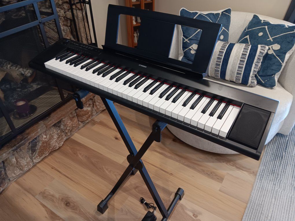 Yamaha Piaggero NP-12 61-Key Portable Keyboard With Power Adapter Black , Pedal, Stand & Carring Case included. Tested. Excellen