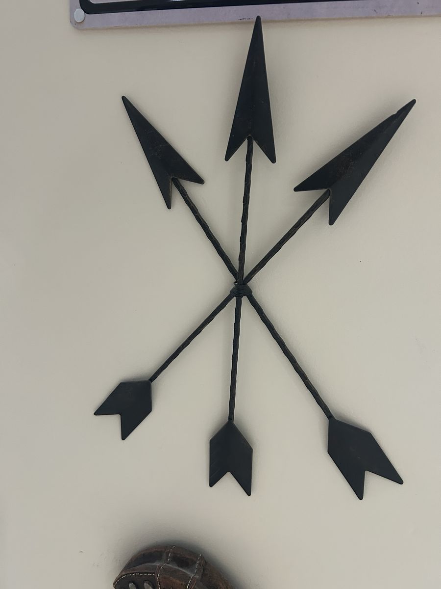 Metal Crossed Arrows Wall Art – Rustic / Modern Décor