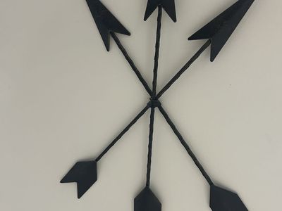 Metal Crossed Arrows Wall Art – Rustic / Modern Décor