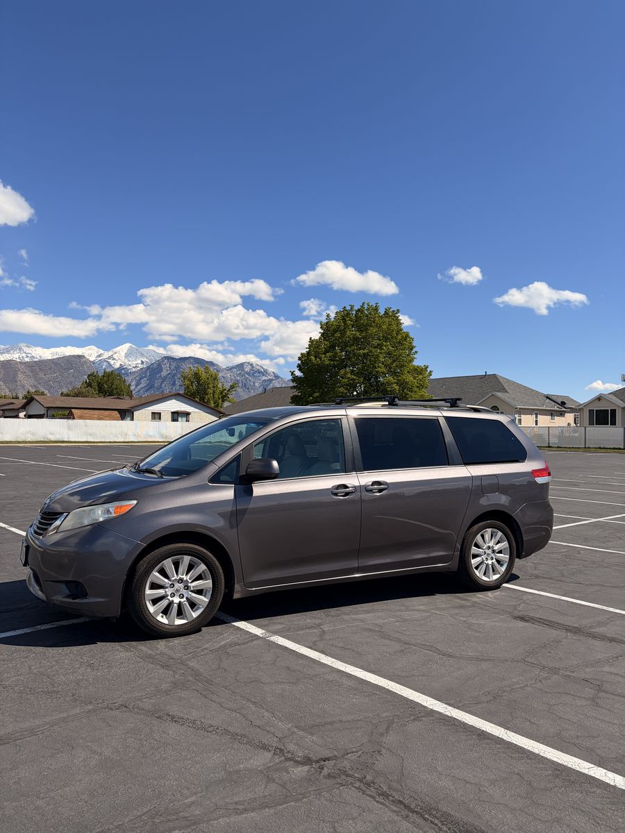 2011 TOYOTA SIENNA LE 7-Passenger