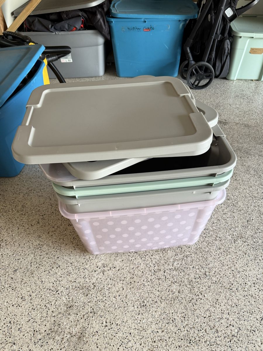 4 20 gallon storage bins with lids