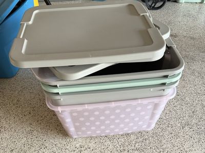 4 20 gallon storage bins with lids