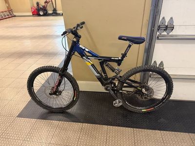 GT Mountain Bike DHI Downhill Race Bike