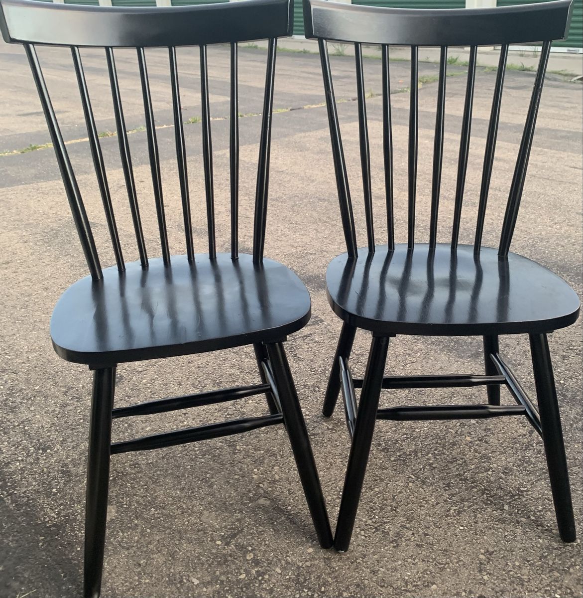 2 BEAUTIFUL BLACK WINDSOR FARM STYLE CHAIRS
