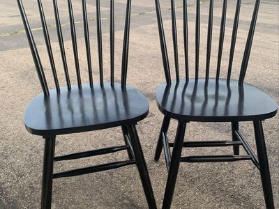 2 BEAUTIFUL BLACK WINDSOR FARM STYLE CHAIRS