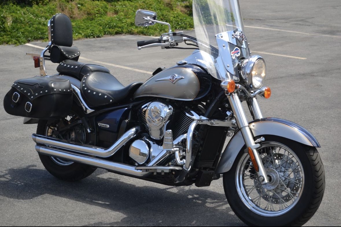 2006 Kawasaki Vulcan Classic 900 LT - Silver & Blue with Windshield & Saddlebags