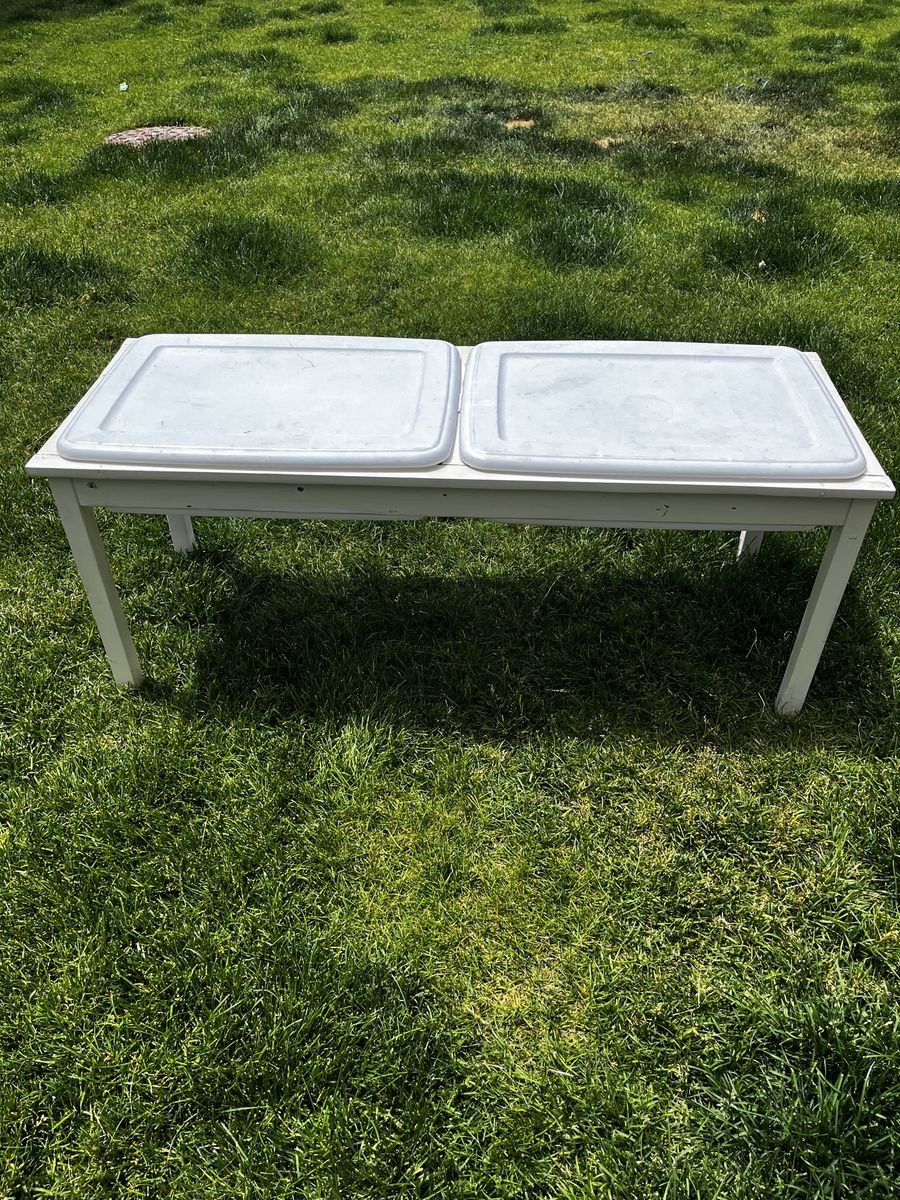 Water table/sensory table with lids