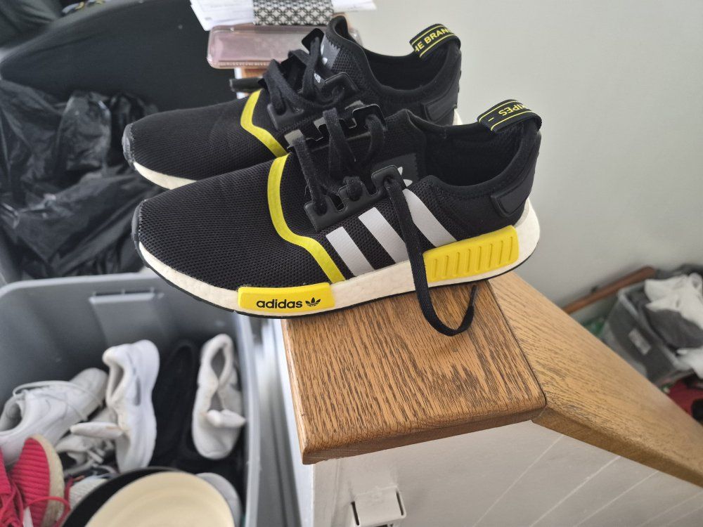 Adidas NMD_R1 thunder sneakers  used like new size 7