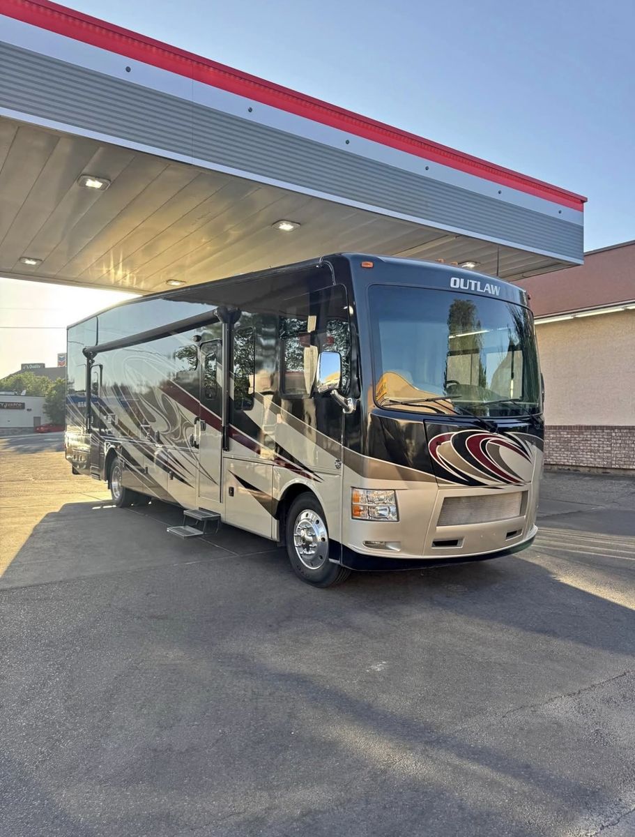 2016 Thor Motor Coach Outlaw 
