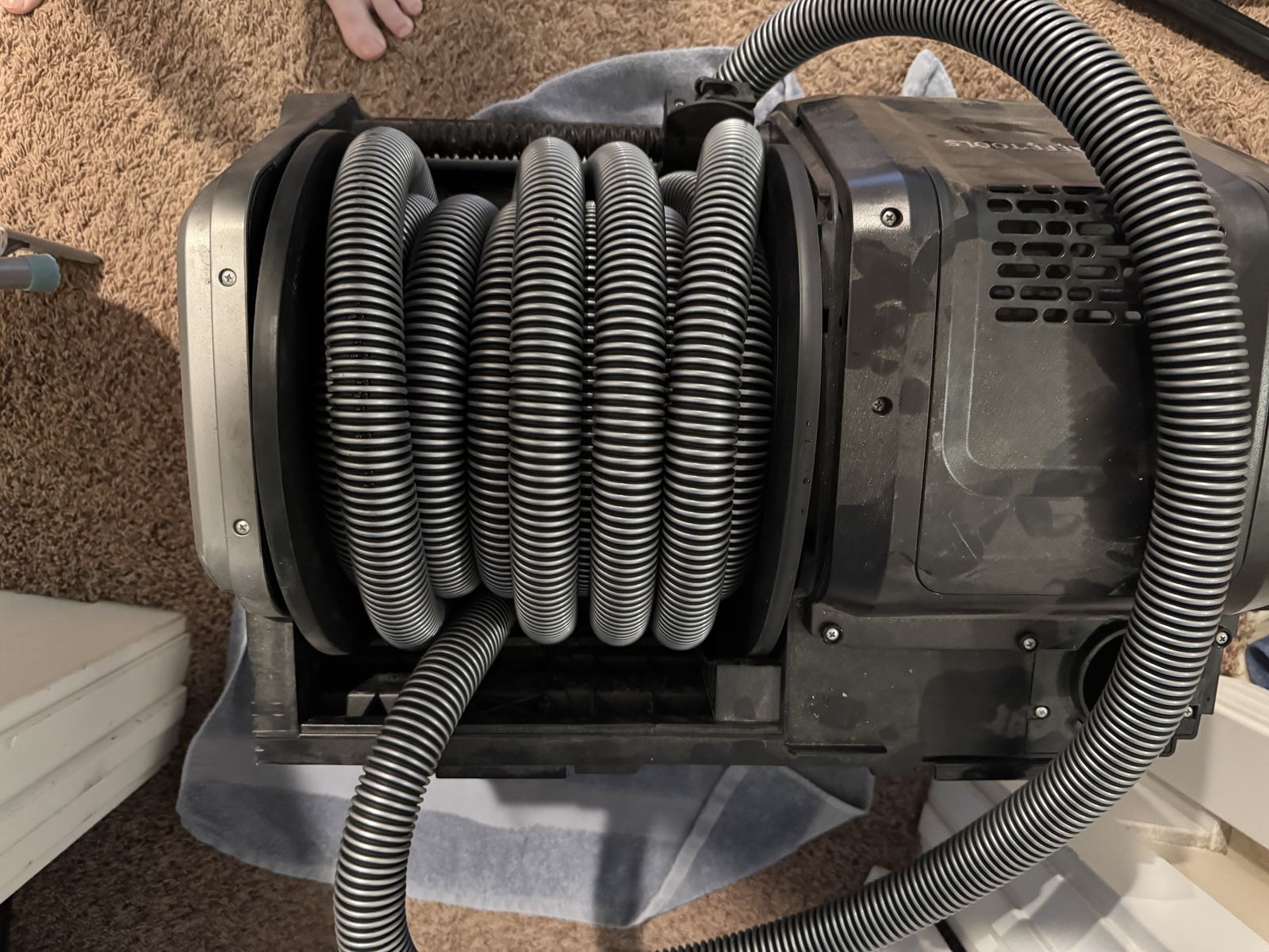 Giraffe Tools SGV-W18A8M Grandstorm Retractable Wet/Dry Vacuum Cleaner