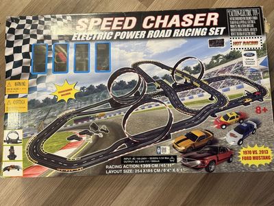 Speed Chaser Electric Power Road Racing Set - Ford Mustang 1970 vs 2013 - Slot Cars