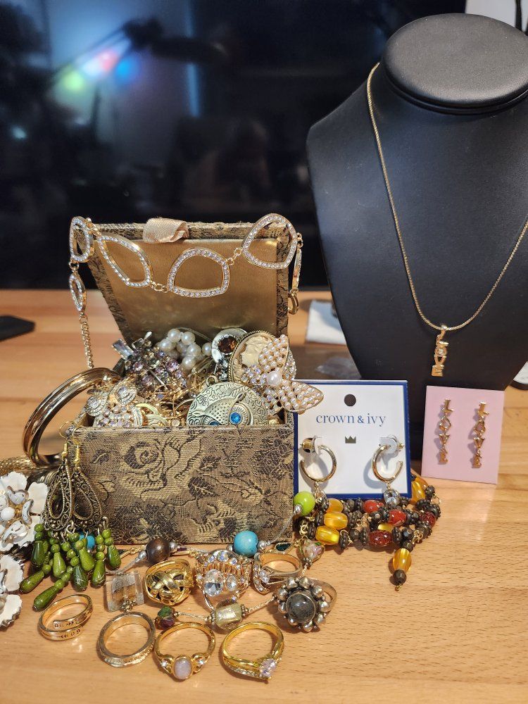 meet Goldee, Jewelry Box Collection: Vintage & Modern Fashion Jewelry, Rings, Necklaces, Earrings, Bracelets. everything in gold