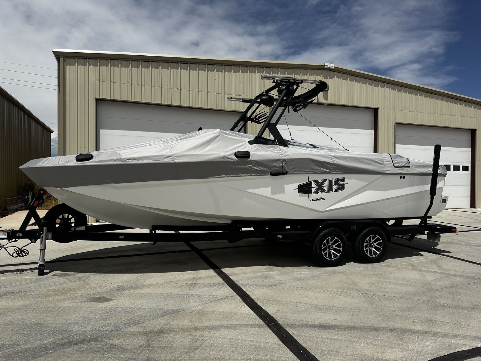 2024 Axis T250 Surf Boat
