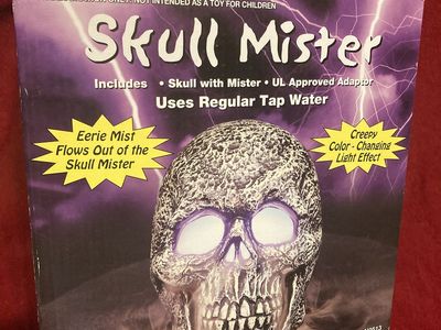Halloween Skull Mister Creepy Color Changing Light Effect Eerie Mist Flows Out New