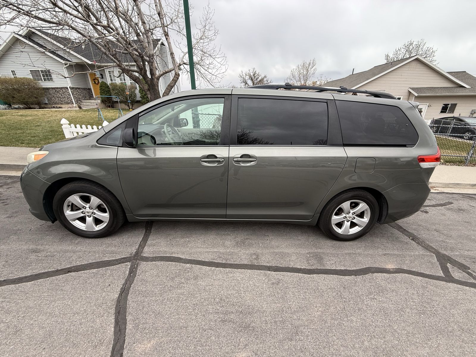2012 TOYOTA SIENNA LE 8 Passenger