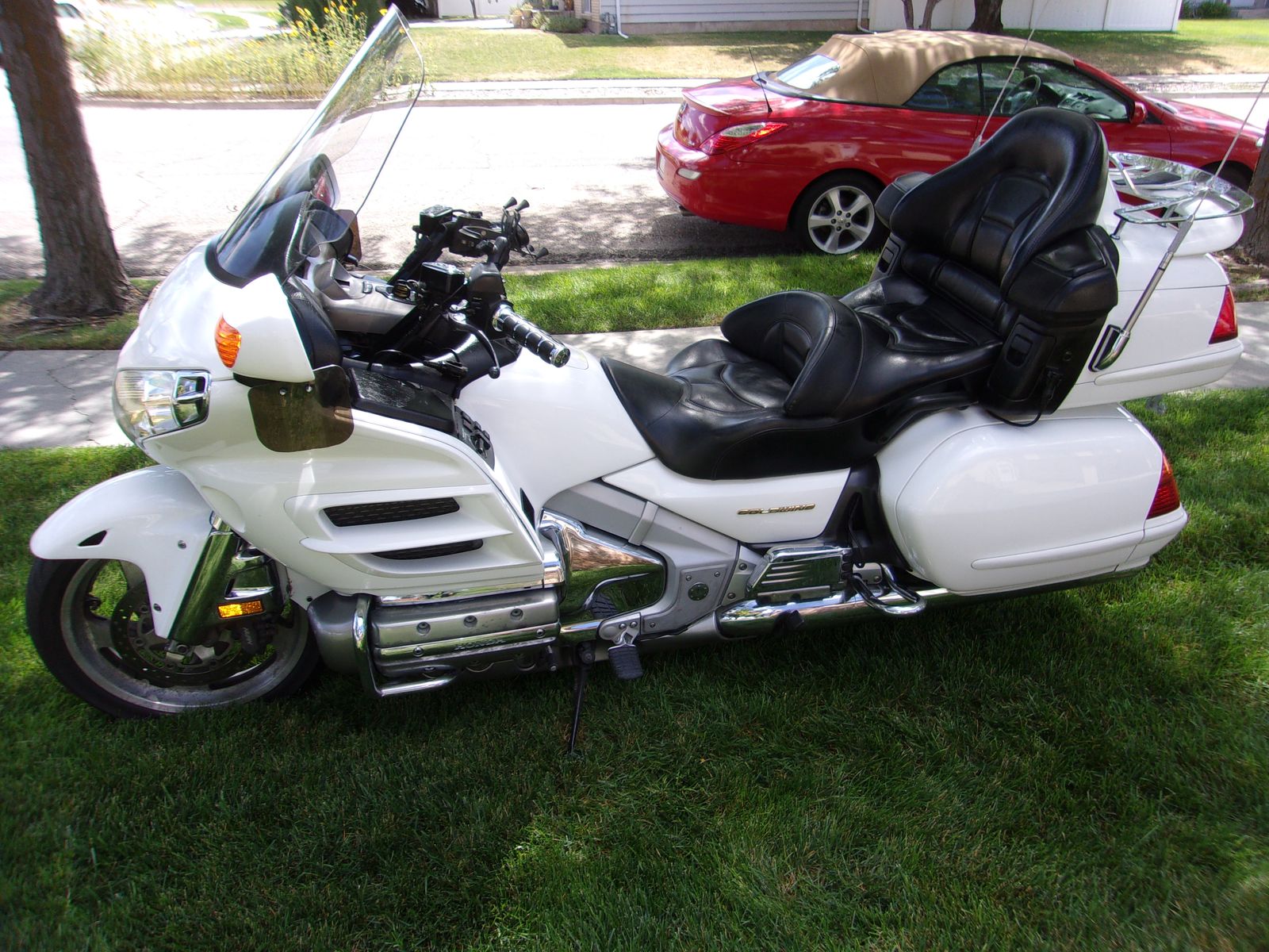 2004 HONDA GOLDWING GL1800, BEAUTIFUL ARCTIC WHITE, LOW MILES, NEW TIRES, EXCELLENT!!