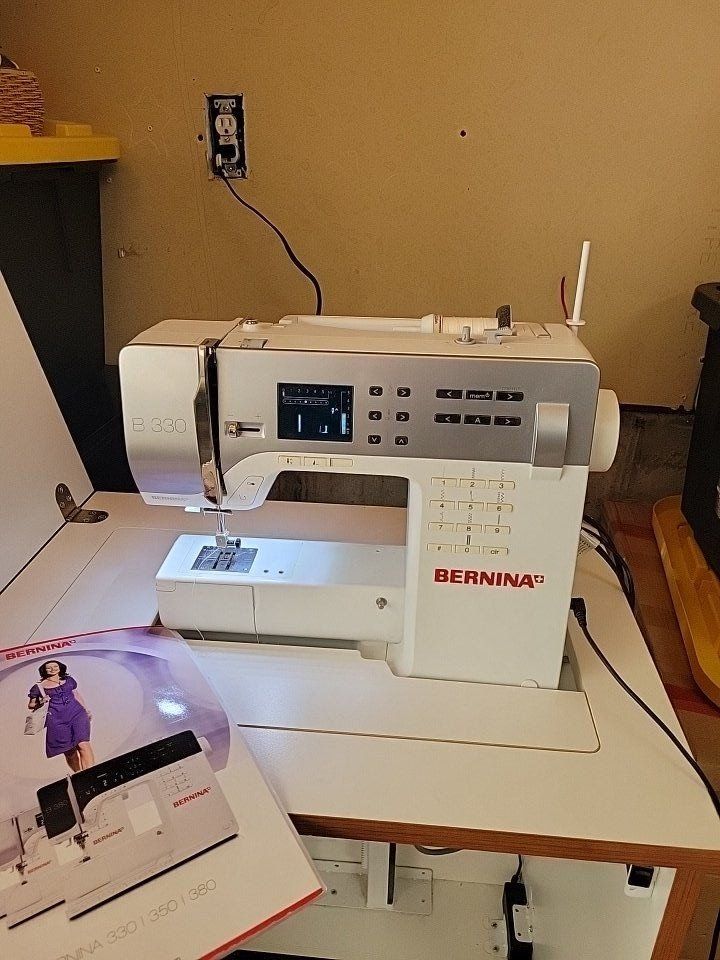 Bernina B330 sewing machine with electric lift