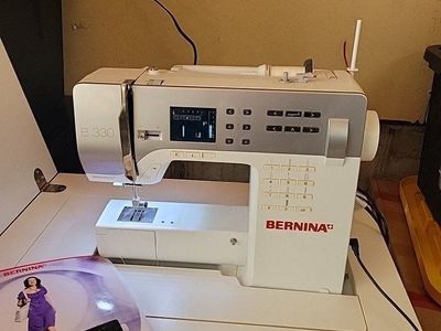Bernina B330 sewing machine with electric lift