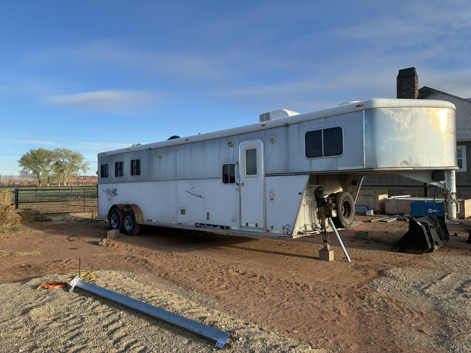 2008 Circle J 3-Horse LQ Trailer w/ 6ft Slide Out, Sleeps 4, Kitchen, Bathroom, Hydraulic Jack