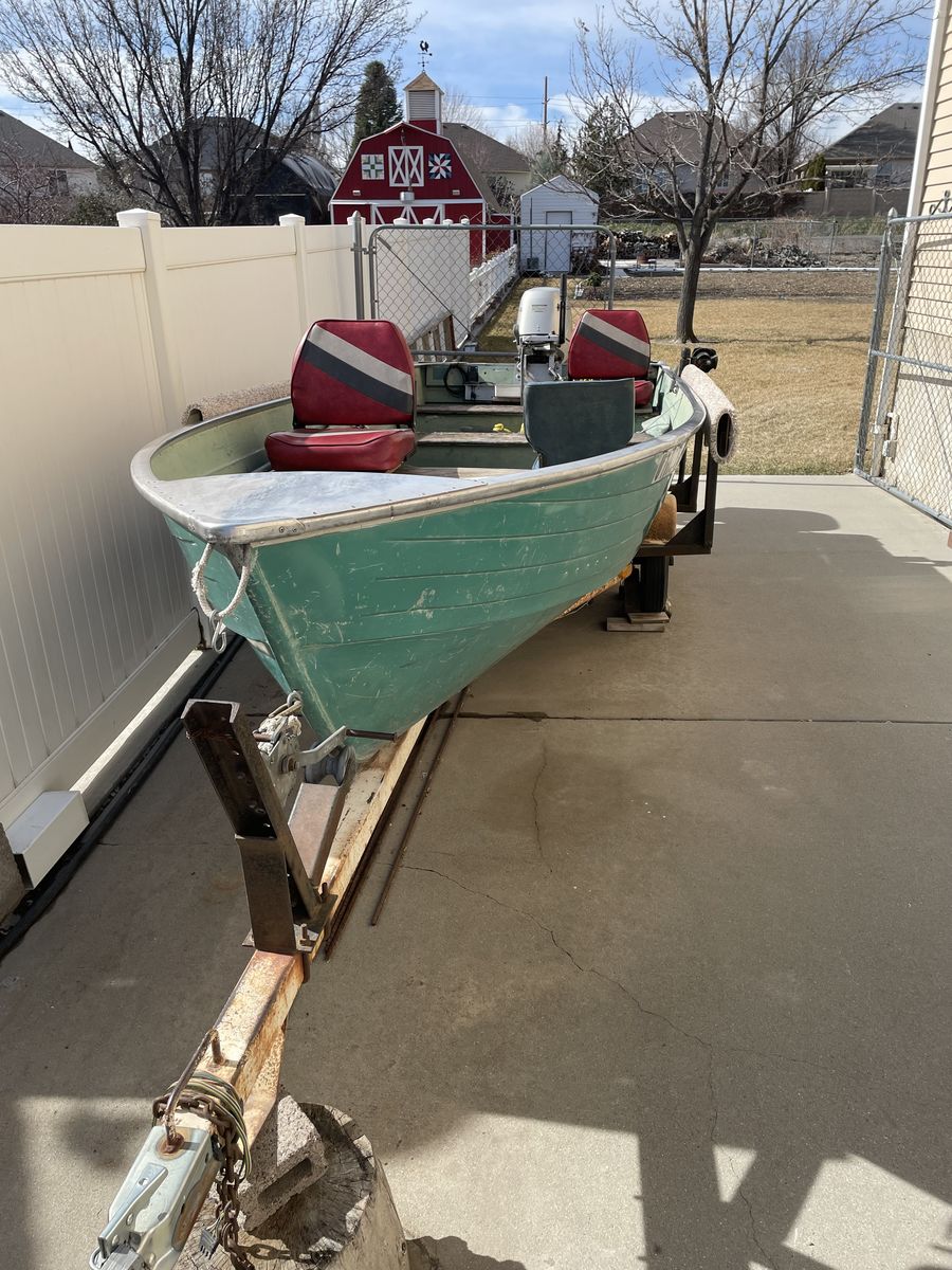 1978 Crestliner Aluminum Fishing Boat with 25hp Honda Four Stroke