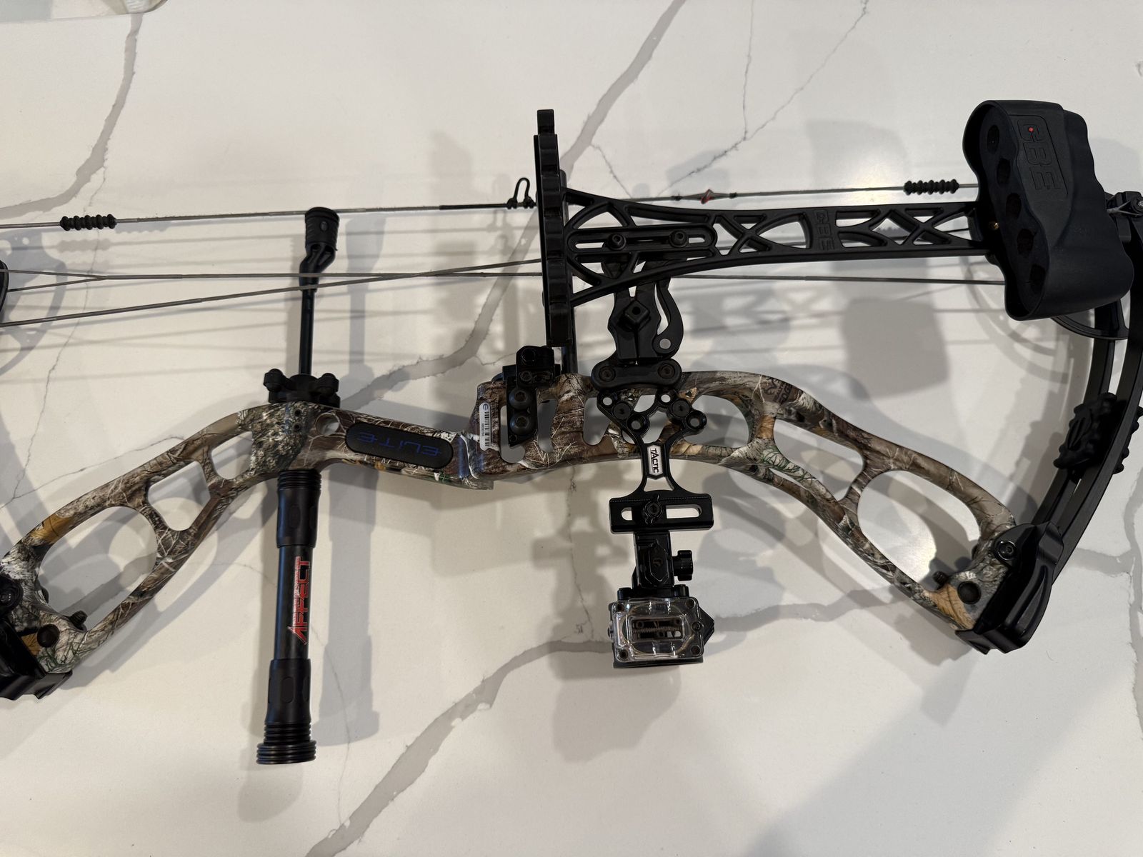 Elite Ember 2021 Right-Handed Compound Bow – Complete Hunting Package – Excellent Condition – Tooele