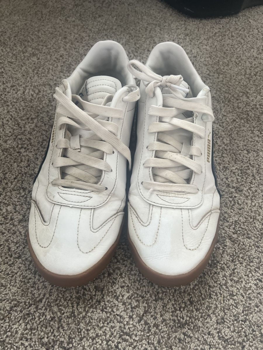 Puma White Leather Soccer Shoes/Sneakers with no insoles  - Used size 9