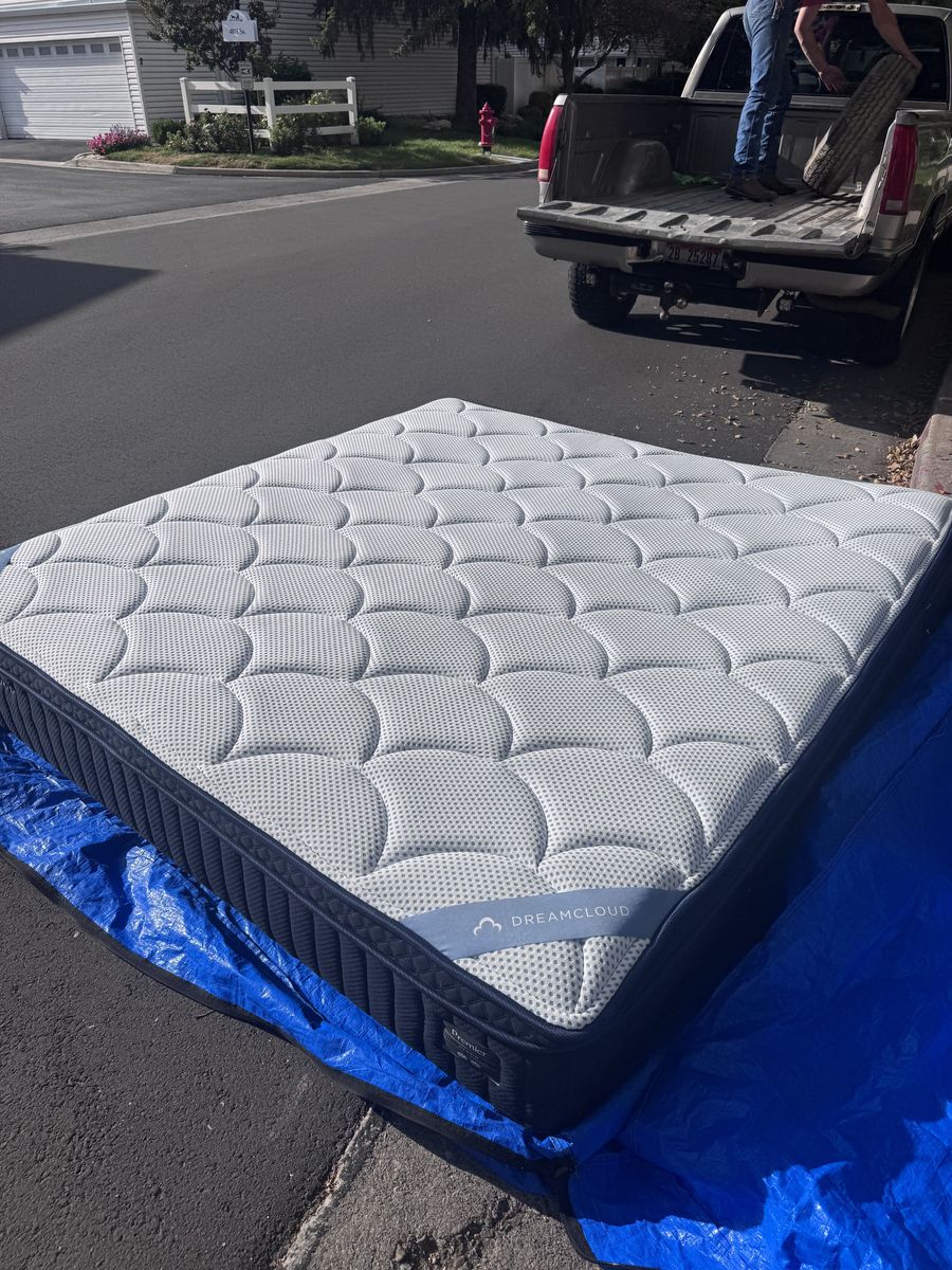 DreamCloud Premier Hybrid KING Mattress – Only Used 2 Weeks!