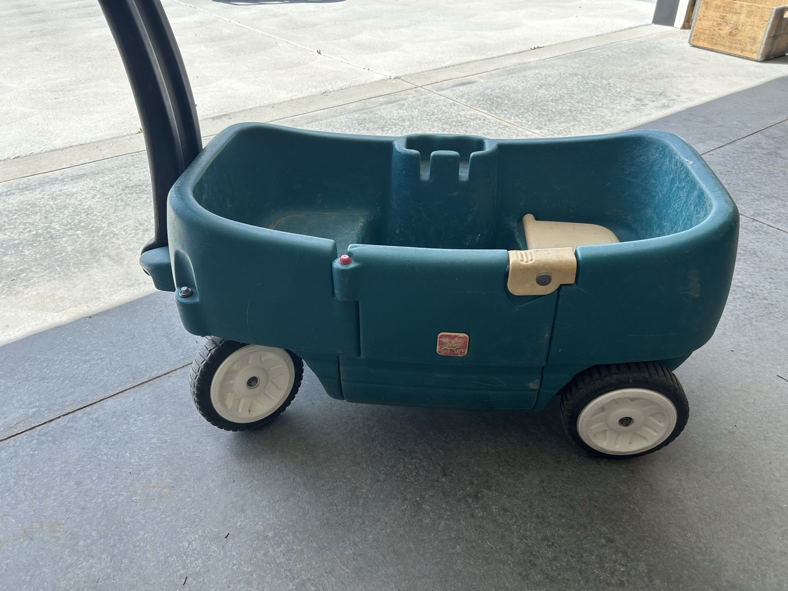 Step2 Green Kids Pull Wagon with Long Handle - Durable Plastic Outdoor Toy