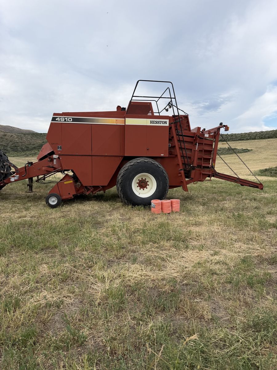 Hesston 4910 4x4x8 Big Square Baler w/ Accumulator + ISOBUS Conversion