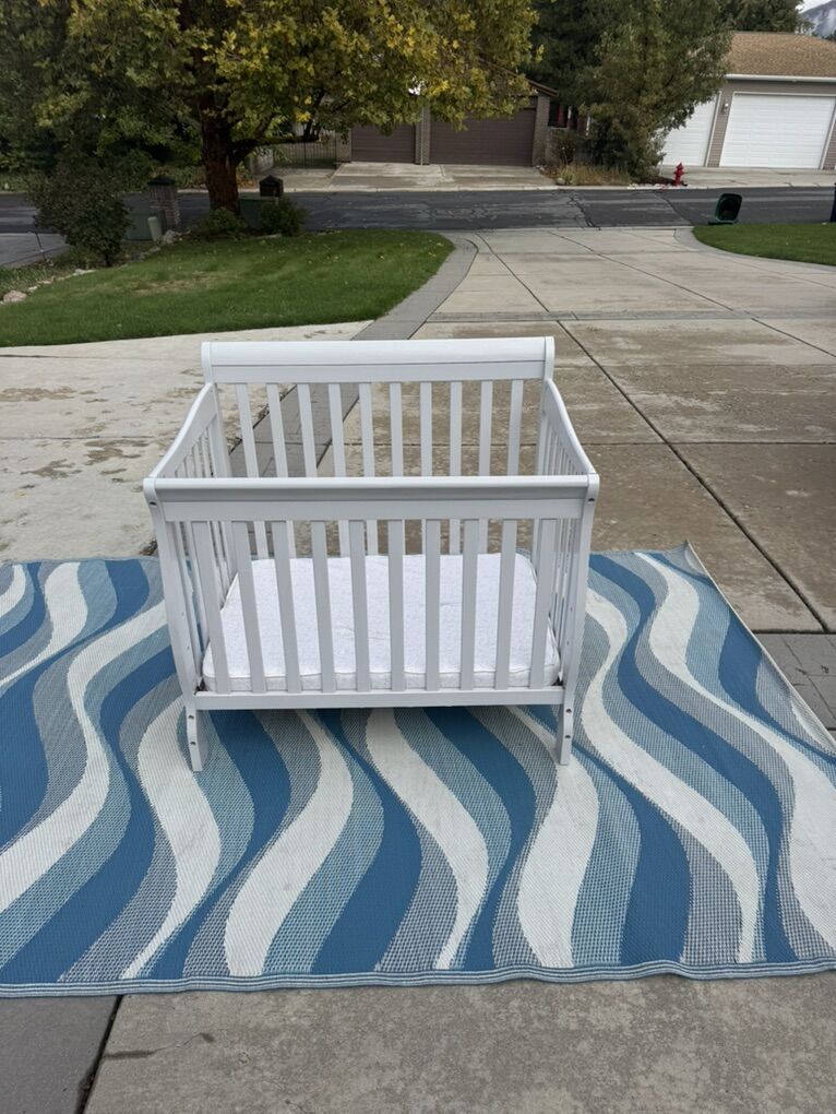 White Baby Crib with 3 Adjustable Levels