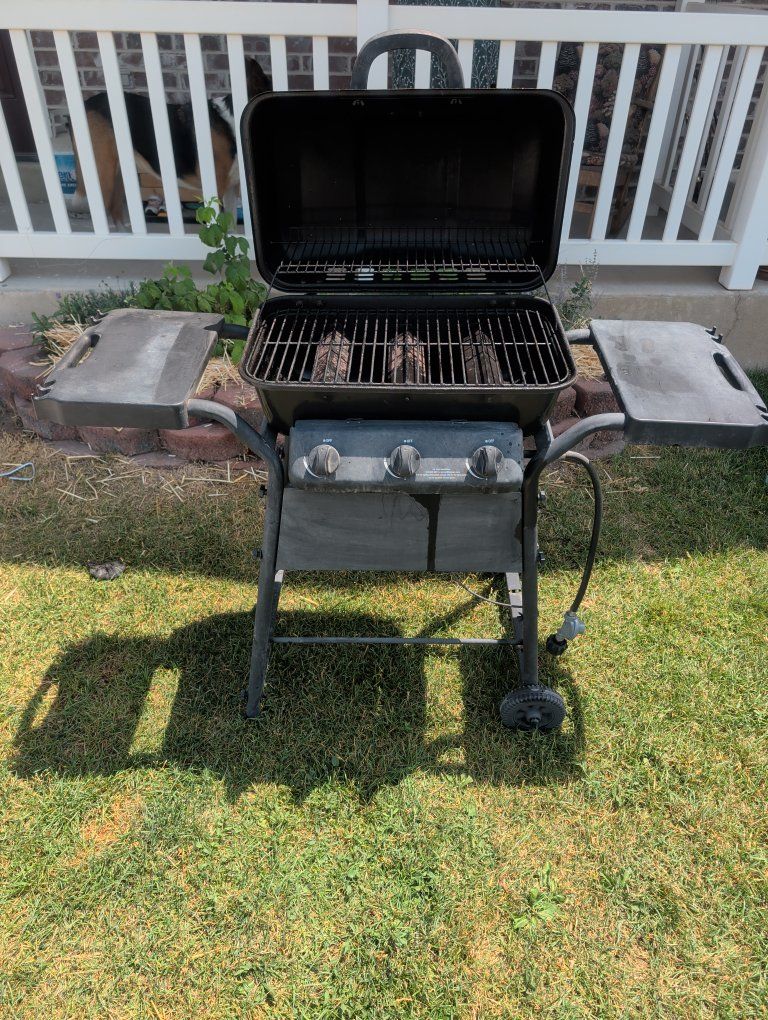 Used Outdoor Gas Grill with Side Tables - Perfect for Patios & Backyards