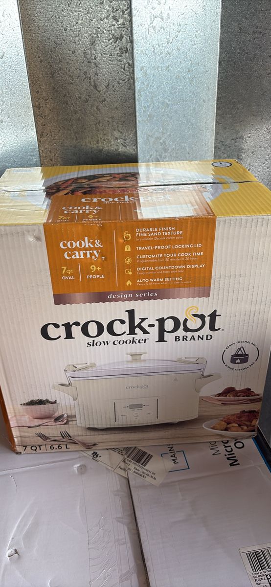 Crock-Pot Cook & Carry 7 Qt. Oval Slow Cooker with Digital Countdown Display & Auto Warm Setting