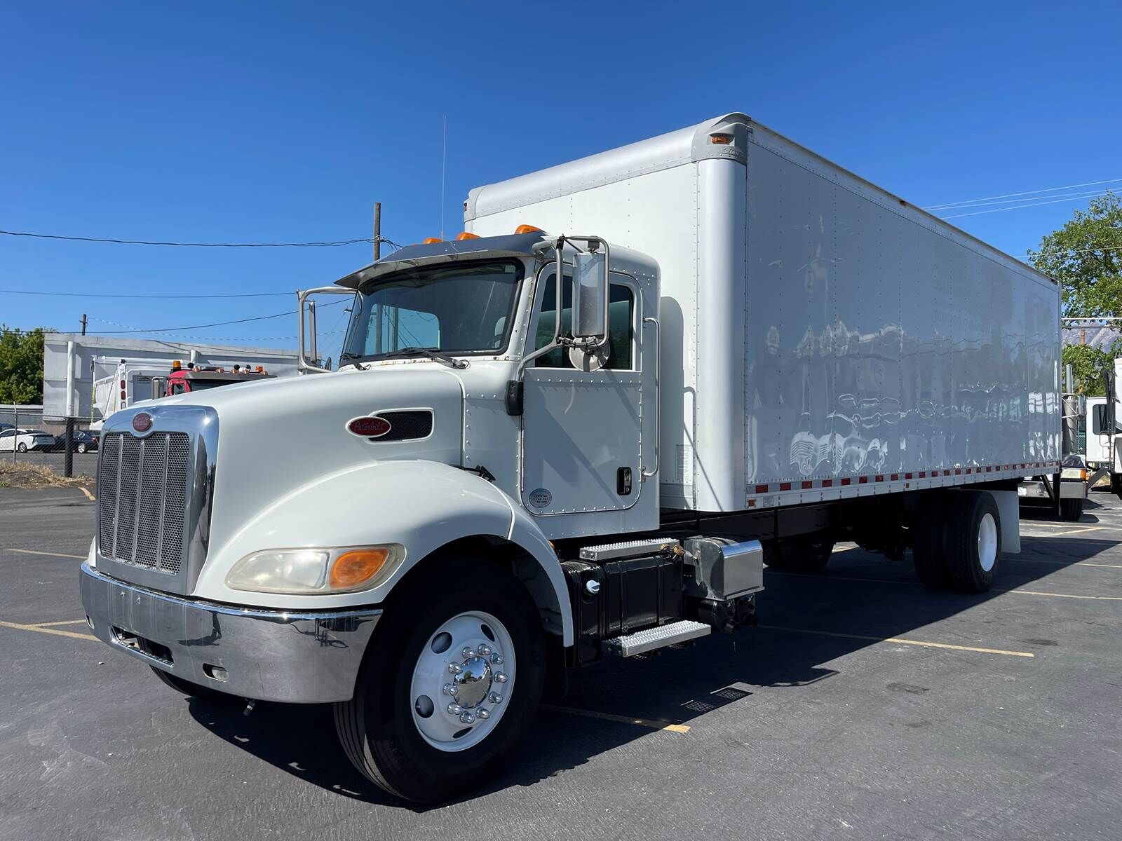 2016 PETERBILT 330 Single Axle, Automatic, Box Truck, 26' Box Length, E-Track rows, Translucent roof, Doc height.