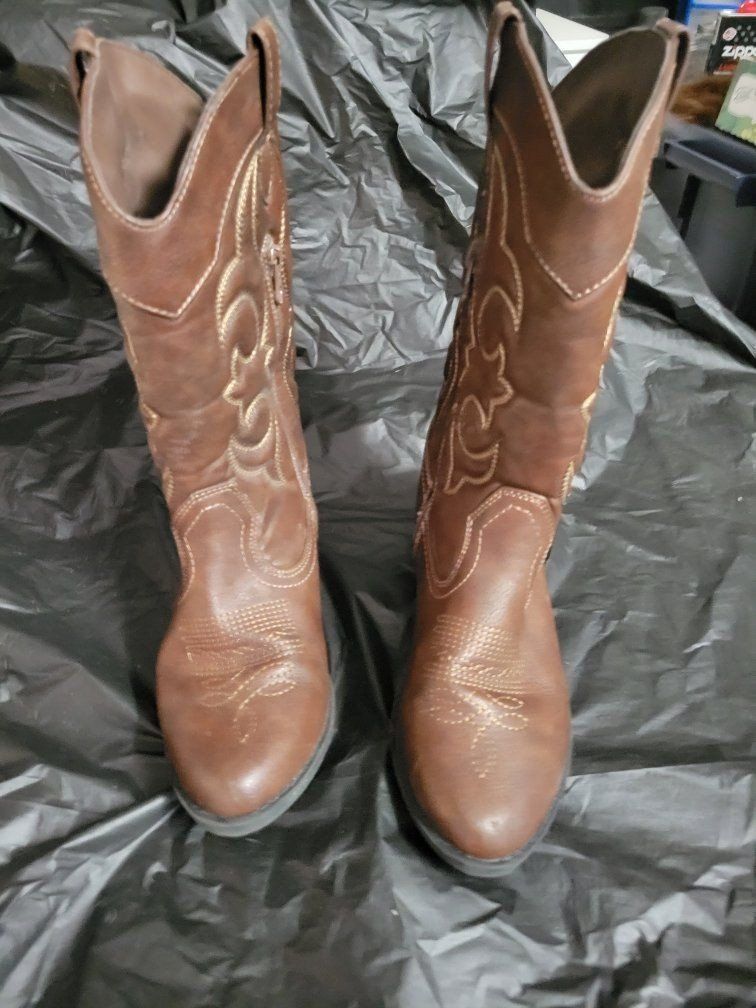 Girls Cat and Jack  Brown Western Cowboy Boots with Gold Stitching, Side Zipper Closure Size 4