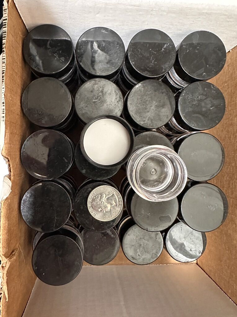 1/8 oz plastic containers with lids