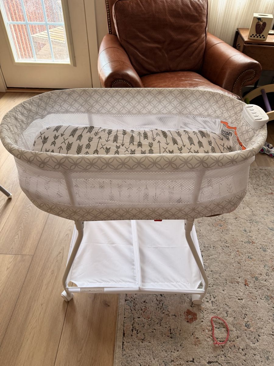 Bassinet, lightweight, Delta Children Sweet Beginnings with Electronic Control
