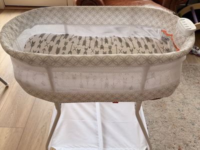 Bassinet, lightweight, Delta Children Sweet Beginnings with Electronic Control