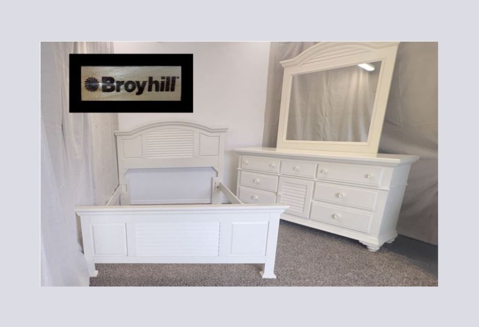 FREE DELIVERY - Vintage BROYHILL Bedroom Set – Bed (Queen/Full XL/Full) + Dresser w/ Mirror