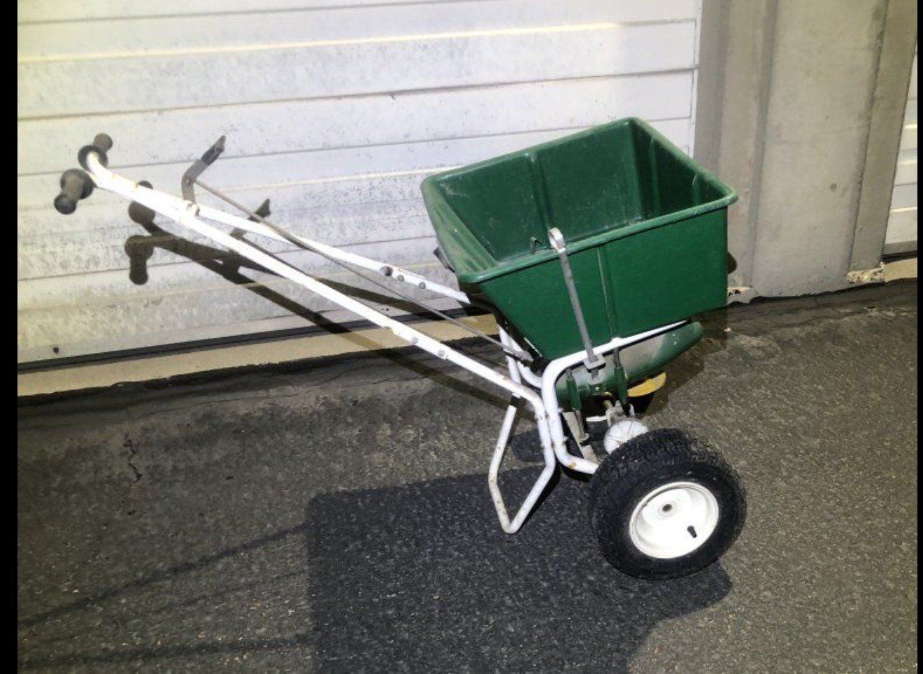 LESCO 50lb. Commercial Fertilizer Dry Spreader $250 used
