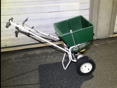 LESCO 50lb. Commercial Fertilizer Dry Spreader $250 used