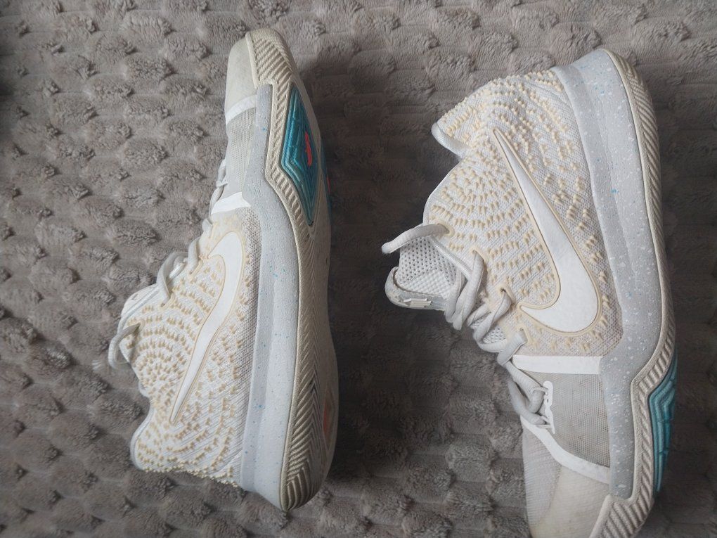 Mens Kyrie 3 GS (Ivory) size 7