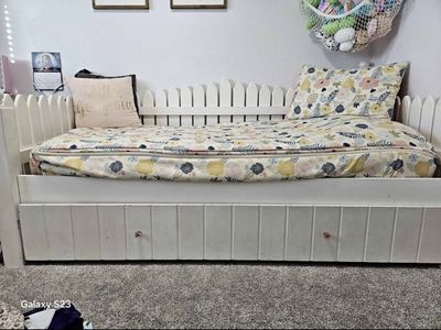 Super Cute Daybed With Trundle