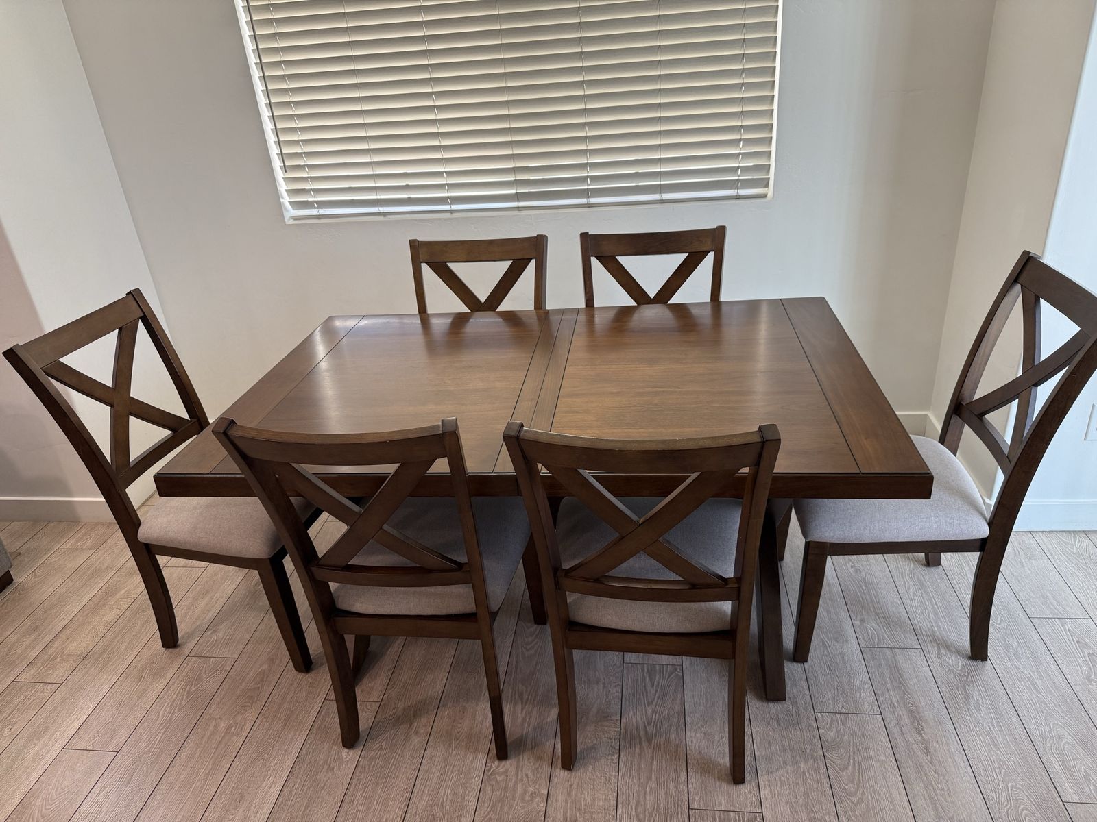 Like new dinning table with 6 chairs